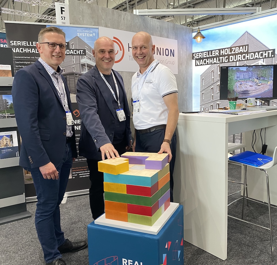 Sebastian Storch (Geschäftsführer Karl Hoffmeister GmbH), Architekt Hans-Martin Kahrs und Heiko Seen (geschäftsführender Gesellschafter der HU-Holzunion GmbH) mit dem Grundriss-Baustein-Modell des Gebäudekonzepts SystemQ (Fotos: Eric Sturm)