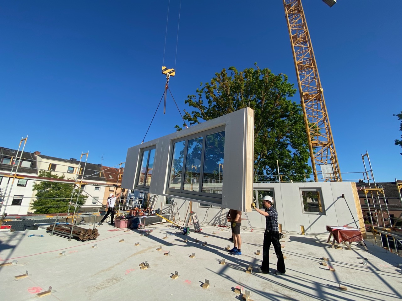 Montage von Wandelementen in Holzrahmenbauweise (Foto: Kurt Buck Baugesellschaft) Montage von Wandelementen in Holzrahmenbauweise (Foto: Kurt Buck Baugesellschaft)